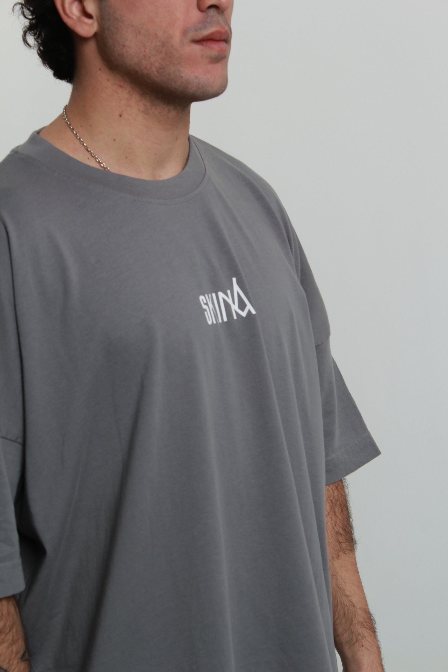 BLURRED WHITE TEE.